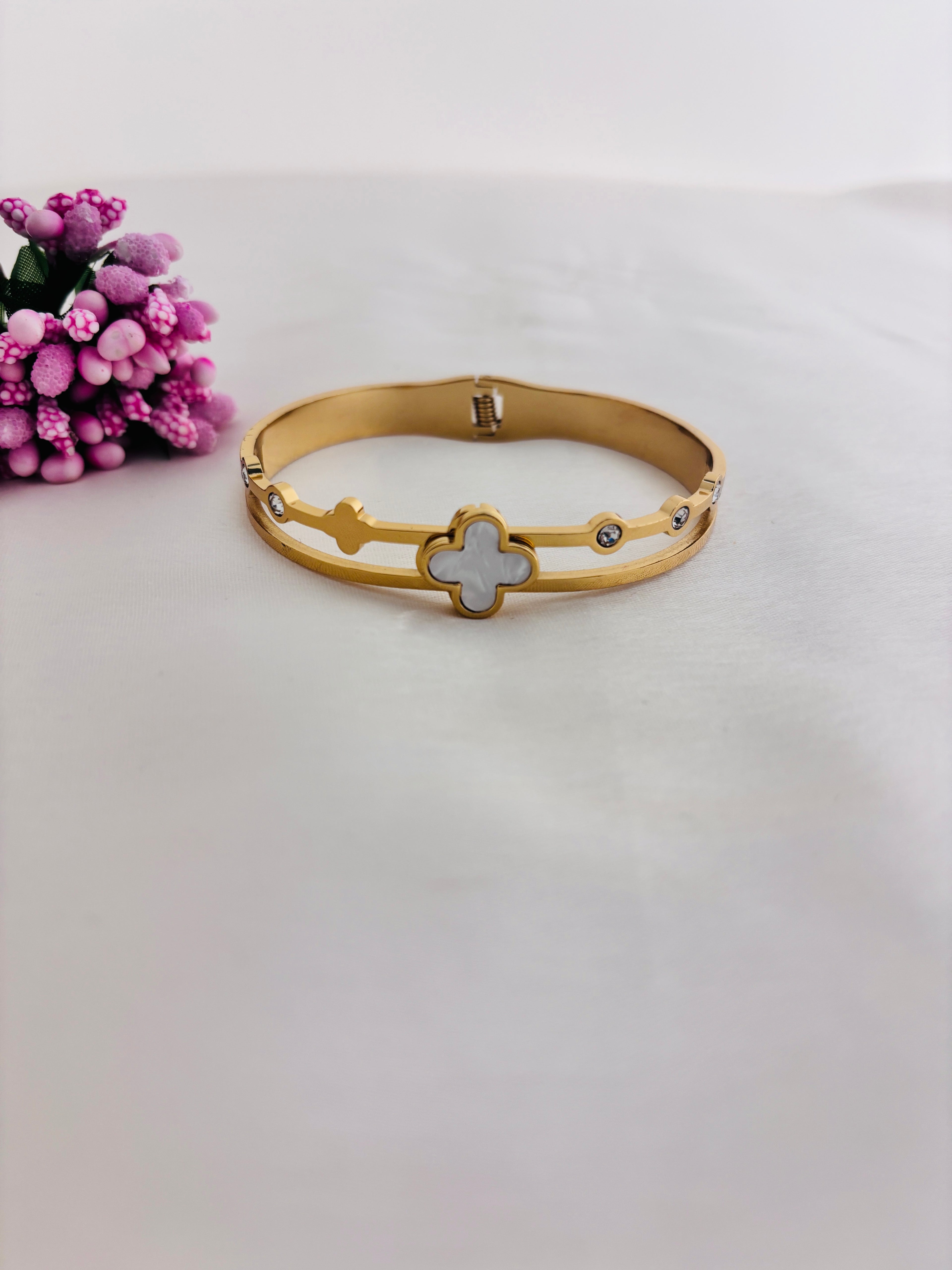 Eterna Clover – White Anti Tarnish Bracelet
