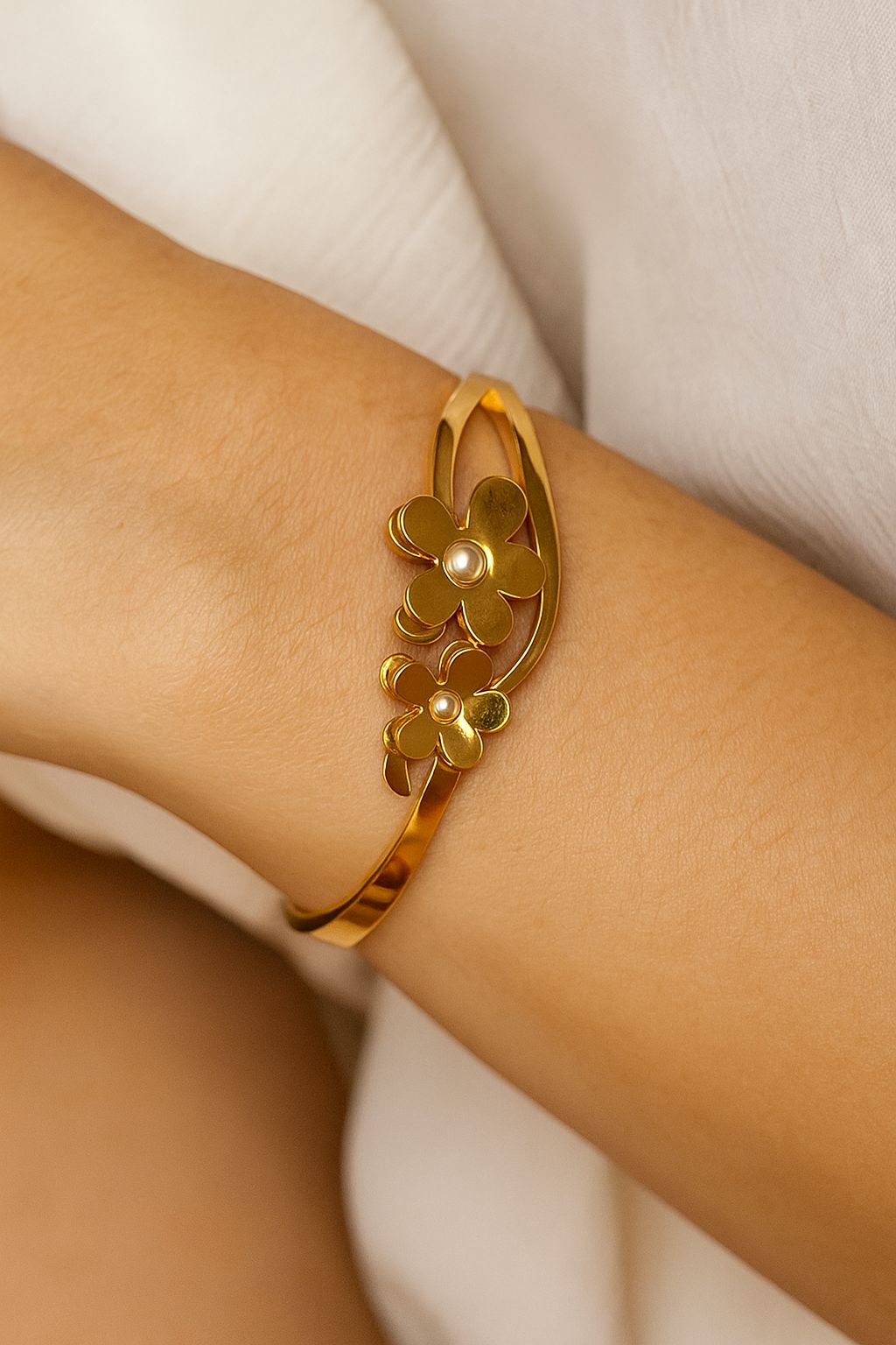 Dainty Bloom Anti Tarnish Braclete